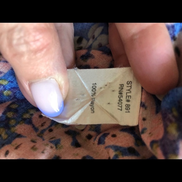 Cabi short sleeve blue and salmon floral top drawstring tie waist v-neck size S - Picture 10 of 11